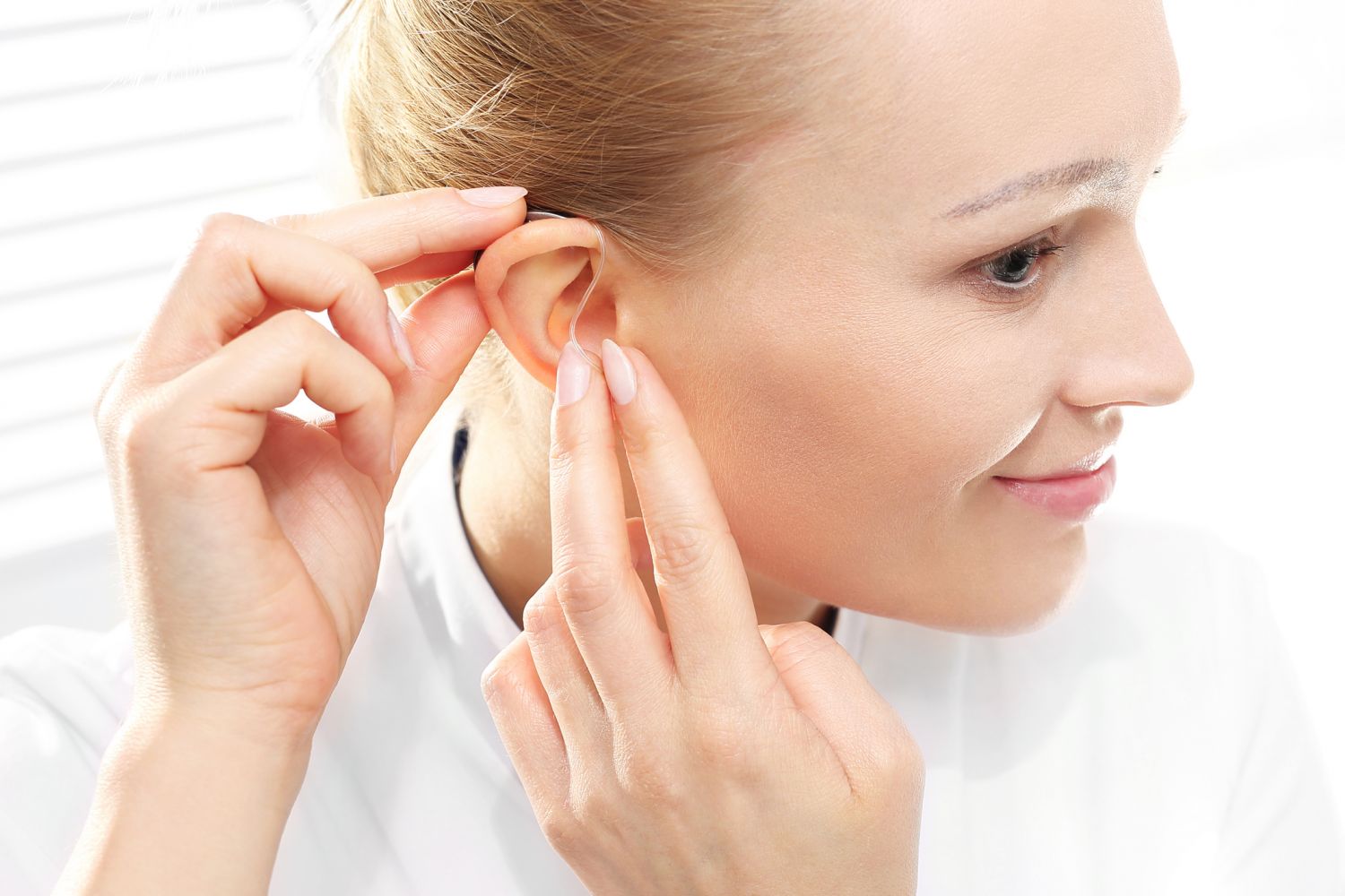 Eine Frau setzt ihr Hörgerät ein. In der Hörakustik hat sich in den letzten Jahren einiges getan. 